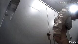cammara quay lén nhà WC nữ gái xinh toàn gái non tơ - phần 1