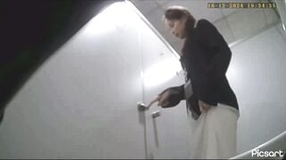 cammara quay lén nhà WC nữ gái xinh toàn gái non tơ - phần 2
