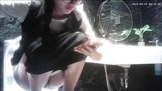 cammara quay lén nhà WC nữ gái xinh toàn gái non tơ - phần 4