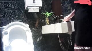 cammara quay lén nhà WC nữ gái xinh toàn gái non tơ - phần 6