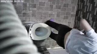 đặt cammara siêu nhỏ trong WC quán cafe quay lén gái - phần 1