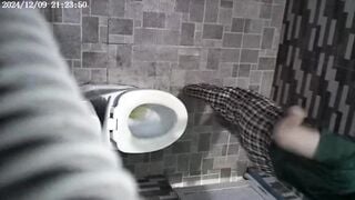 đặt cammara siêu nhỏ trong WC quán cafe quay lén gái - phần 2