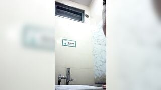 đặt cammara ẩn WC công cộng toàn các bé loli xinh tươi - phần 3