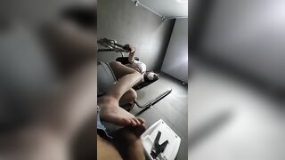 đang đi biển chơi nứng quá em đòi vào wc công cộng để chịch