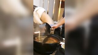 Thách thằng bạn móc lồn người yêu trong quán lẩu, nó làm thật luôn =))