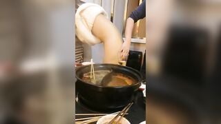 Thách thằng bạn móc lồn người yêu trong quán lẩu, nó làm thật luôn =))