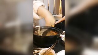 Thách thằng bạn móc lồn người yêu trong quán lẩu, nó làm thật luôn =))