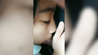 Đang buồn ngủ mà cha dượng bắt bú cu, vừa bú vừa ngáp