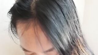 Sáng sớm bố dượng đã đem con cặc to đùng sang phòng gạ địt