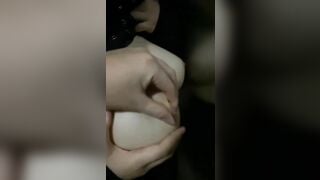 Cô gái cho người yêu bóp vú nơi công cộng