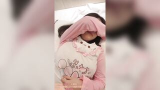 Bố dượng cặc bự dẫn con gái vào ks bắt bú cu rồi còn đụ mạnh bạo làm e đau cả lồn