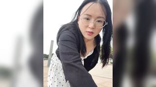 Gái dâm ra công viên thủ dâm khoe hàng trước mặt người lạ phần 2