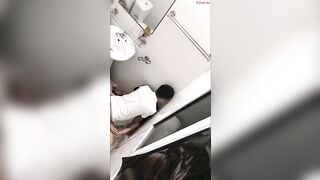 Quay lén cặp đôi làm tình trong nhà vệ sinh trường học bị phát hiện
