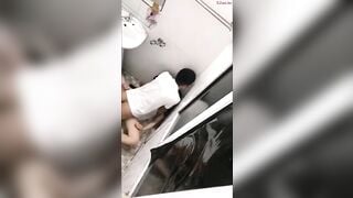 Quay lén cặp đôi làm tình trong nhà vệ sinh trường học bị phát hiện