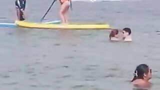 Lôi em sáng sớm ra biển đông người địt cho kích thích