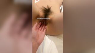 Đánh ghen cực thốn đổ dầu xanh vào lồn ả nhân tình để thủ dâm.