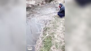 Gái dâm gạ ông chú đang câu cá ra cho sờ vú móc lồn chắc đến tối không thèm về