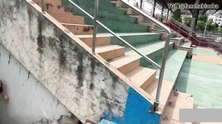 Chịch public em gái xinh ngoài sân vận động