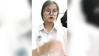Học sinh kính cận vừa đi học về là quay cảnh đi tắm
