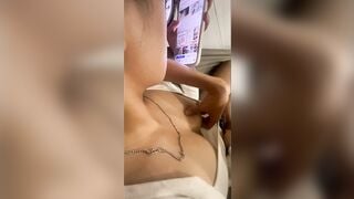 Mân mê vú khi cô bạn thân lướt điện thoại