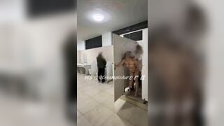 Vãi, Cặp Đôi Djt nhau Trong WC Mở cửa Lút Cán Rên Rỉ Lồn rậm, Vừa Sướng Vừa Nứng sợ