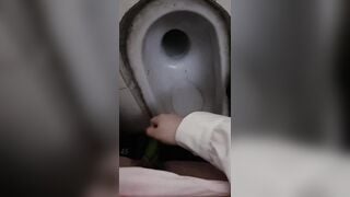 Em HS cấp 3, Mang dưa chuột đi học vào WC Lút cán Lồn rậm lông thủ dâm rên rỉ