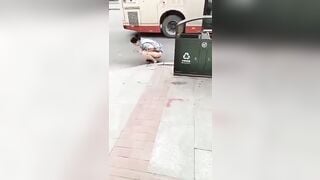 Quay lén, MBBG Đái bậy giữa đường nhiều xe cộ