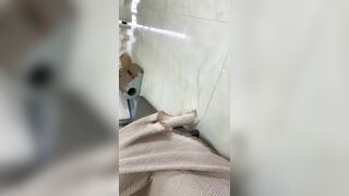 lần đầu của em nên em có vẻ hơi e ngại