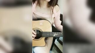 bé sinh viên thanh nhạc đánh đàn hay em khoe vú vậy