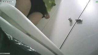 cammara quay lén WC công cộng toàn các em xinh tươi - phần 14
