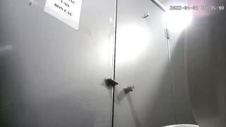 cammara quay lén WC công cộng toàn các em xinh tươi - phần 18