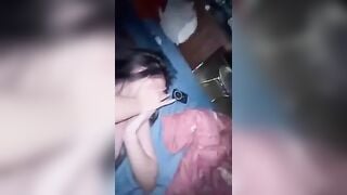 Quay clip địt nhau cùng con bạn, gạ mãi mà nó không chịu lộ mặt