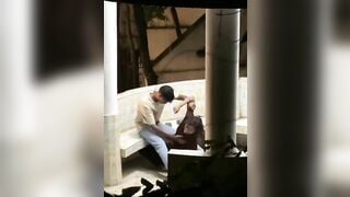 Nứng quá ko kiềm được bắt bạn gái mới quen 17 tuổi bú cu giữa công viên.