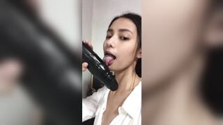 Em teen khoái liếm láp con cu giả to dài