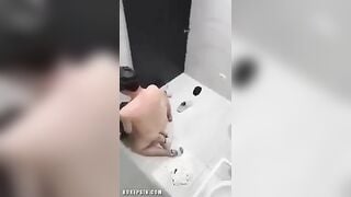 quay nén đôi nam nữ, địt nhau trong wc go