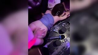 16-17 tuổi em đi làm quán hát bị khách địt luôn trong phòng