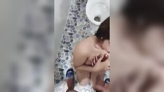 Anh trai đái vào mặt con em họ vì tội cãi lại k nấu cơm