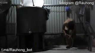 Đặt cam quay lén nhỏ hàng xóm đi tắm
