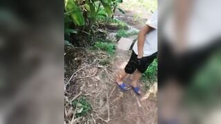 Cu em mới lớn bị mẹ kế mang ra đồng cho bú lồn rồi địt