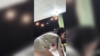 Chị gái bán nước chỉ mặc quần lót nhìn thật khiêu gợi.