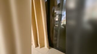 Phát hiện vợ lén phén cùng bạn ngoài ban công
