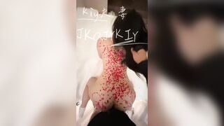 Vừa túm tóc đụ mạnh bạo vừa hành hạ đổ đầy sáp nến lên lưng con đĩ dâm