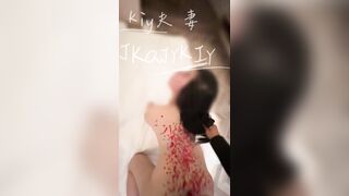 Vừa túm tóc đụ mạnh bạo vừa hành hạ đổ đầy sáp nến lên lưng con đĩ dâm