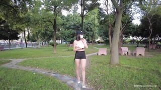 Cô gái thích mặc hở hang khoe lồn cho người lạ 2