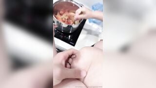 Địt vợ đang lấu ăn khẩu dâm nuengs hết cả cặc
