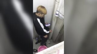 Thanh niên sục bị quay lén