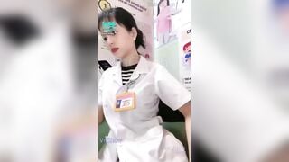 25,25Bé dược sĩ show vú đặt máy rung vào bướm trong giờ làm . Tê bướm muôn nơi