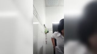 Em học sinh lớp 11 vừa đi học về liền vào toilet móc lồn thủ dâm thật ngon.