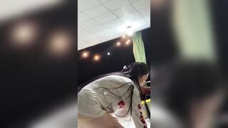 Chị đẹp bán nước ko mặc quần để lộ quần lót mỏng đầy kích thích.