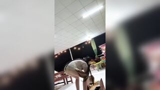 Chị đẹp bán nước ko mặc quần để lộ quần lót mỏng đầy kích thích.